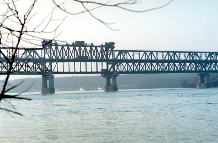 Дунав мост при Русе вече се задъхва най-вече от тежкотоварния трафик и отдавна има спешна нужда от разширение. С изграждането на магистрала между Русе и Велико Търново ще се облекчи поне движението в това направление във вътрешността на страната. СНИМКА: “24 ЧАСА”