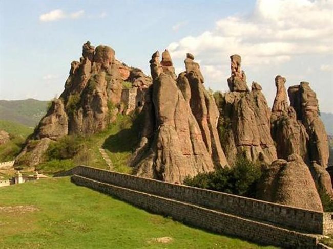 В България има неписуемо красиви места, които си заслужава да се видят поне веднъж. Едно от тях е Белоградчишките скали.!
Дина Джеджева
[din4eto_pin4eto@abv.bg]