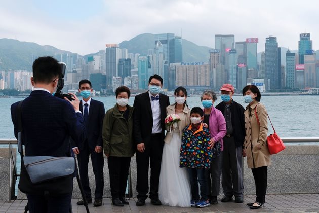 Младоженци носят маски на сватбата си в Хонконг 