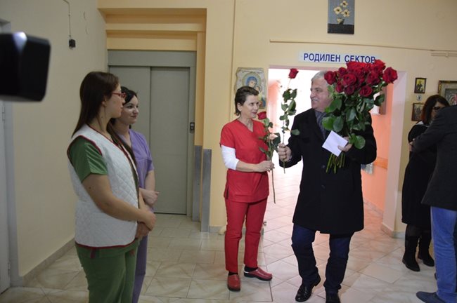 Кметът Владимир Москов подари рози на работещите в АГО.