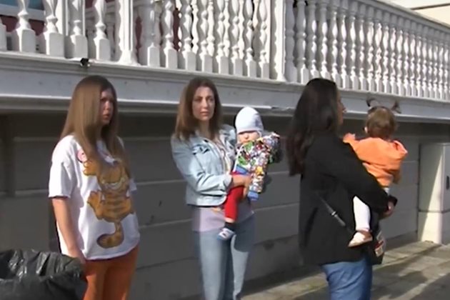 Украински майки алармираха за стрелба срещу децата им