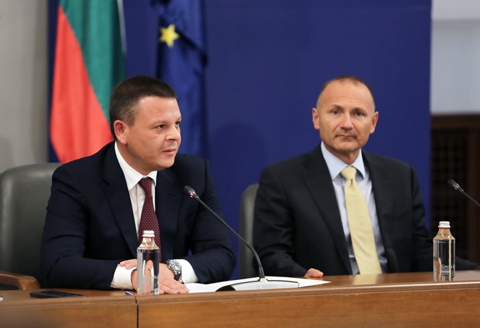 Вицепремиерът по икономическите въпроси и министър на транспорта и съобщенията Христо Алексиев (вляво) на заседание на Кризисния щаб по енергетика. Снимка правителствена пресслужба