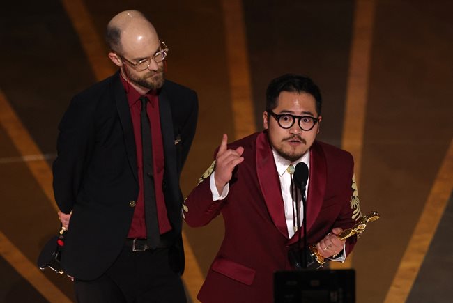 Даниел Куан и Даниел Шайнърт получиха отличието "най-добра режисура" за филма "Всичко навсякъде наведнъж"
СНИМКА: REUTERS/Carlos Barria