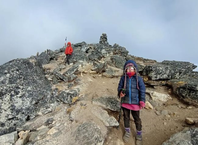 4-годишно момиче от Чехия постави световен рекорд, стигайки до базовия лагер на Еверест.
Снимка: Instagram/@sasha.jede