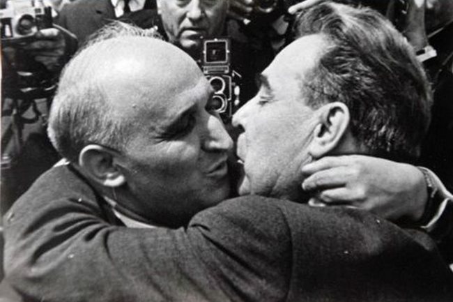 Всяка целувка на Живков с Брежнев носи икономическа полза за България