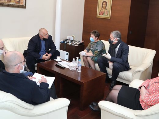 Министър Танева и веригите се разбраха за българските стоки (ОБЗОР)
