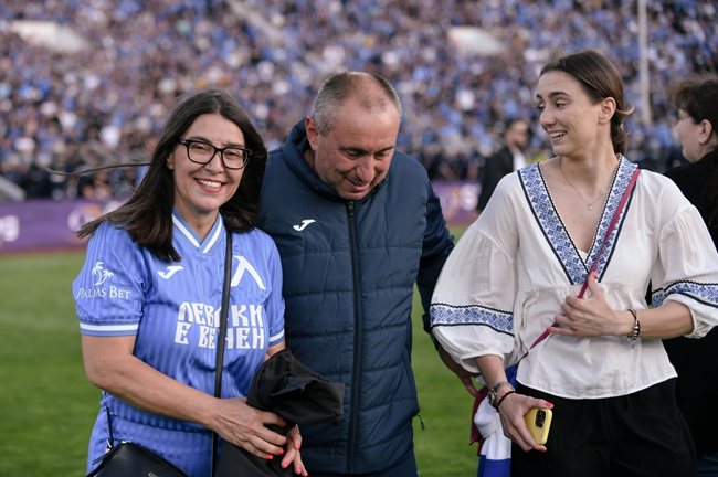 Треньорът празнува Купата на България със съпругата и дъщеря си