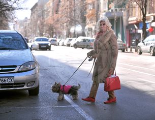 Силвия Кацарова на разходка с кученце