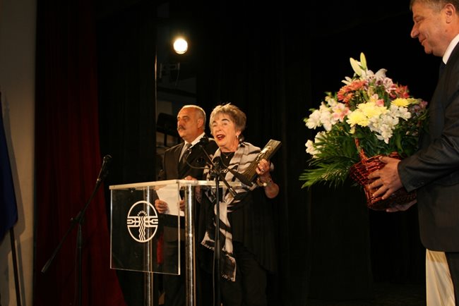 По случай 60-годишнината си театърът получи най-високо отличие - златен приз "Джон Атанасов". На снимката - приза получава директорката на театъра Елена Дойчева.