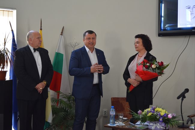 Кметът Емануил Манолов приветства Ана Мария Гюзелева в Павликени