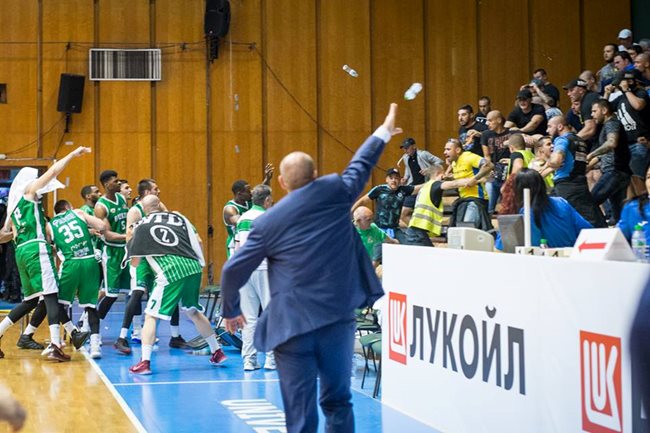 Тити Папазов опитва да озапти феновете на "Левски" / Снимки: Фотобаскетбол