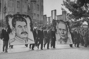 1946 г. Манифестация в Белград с портретите на Сталин и Тито