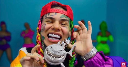 Обвиненият в сексуални престъпления срещу деца 6ix9ine с шумна кампания в помощ на децата