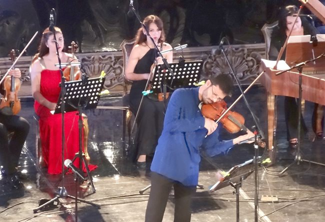 Разан Стойка с цигулката на Паганини накара 3000 да онемеят в Античния театър в Пловдив. Снимка: Авторът