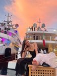 Нина Добрев на яхта с охлузено коляно (Снимки)