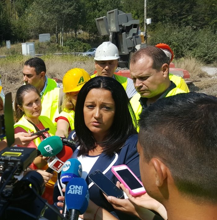 Министърът на регионалното развитие Лиляна Павлова инспектира работата по тунел “Витиня”.