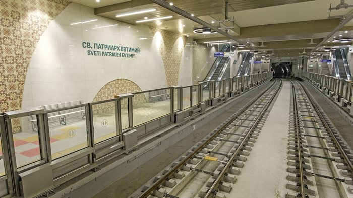 Стилизирана българска шевица е част от интериора на метростанция “Св. Патриарх Евтимий”.