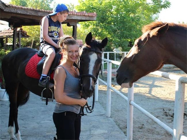 Спортистката има разработена програма за обучение на начинаещи и напреднали ездачи. От няколко месеца в комплекса тренират безплатно деца с церебрална парализа