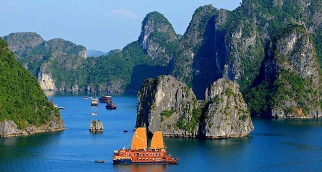 Заливът Халонг във Виетнам е признат от ЮНЕСКО за световно историческо наследство.