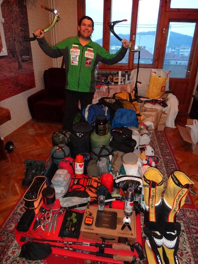 Атанас е стегнал багажа за последната си експедиция.