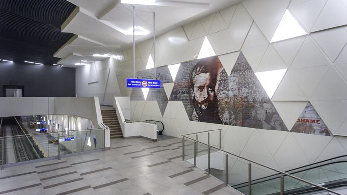 Патриотичен елемент допълва визията на станцията - на една от стените е ликът на Христо Ботев. Долу - станцията е в цвят горчица и ефектно решение за осветлението.