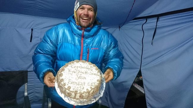 Атанас Скатов получава традиционната торта, след като се прибра от Еверест в базовия лагер преди няколко дни.