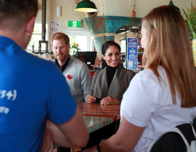 Принц Хари и бременната му съпруга Меган Маркъл се срещнаха с млади хора в кафенето Марануи в Уелингтън СНИМКИ: Ройтерс