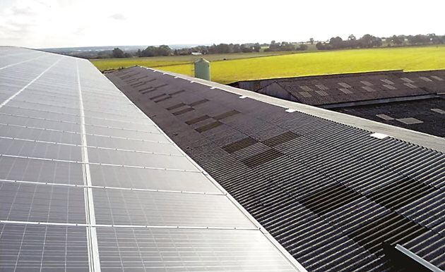 Соларни панели на покрива на селскостопанска сграда