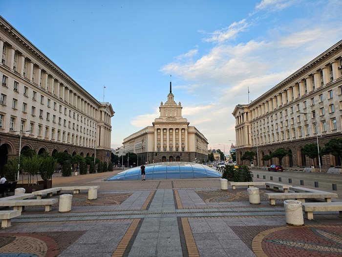 Парламентът заседава в бившия партиен дом