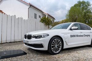 Преди 4 години BMW пробва система за зареждане с подвижна пластина, която се пъха под плъгин хибрида 530e. Снимки: производителите