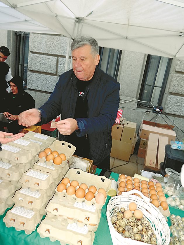Младен Кузманов продава пъдпъдъчи и кокоши яйца всяка сряда пред Министерство на земеделието и храните