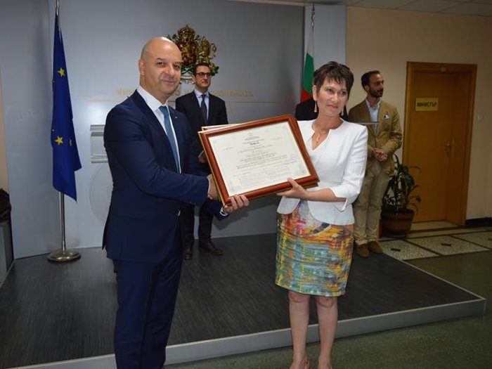 Зам.-министър Даниела Везиева връчи сертификат за инвестиционен клас „А“ на „Мултивак България Продакшън".