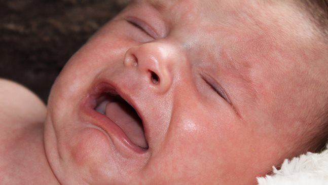 Защо плаче бебето? 12 причини и тяхното решение