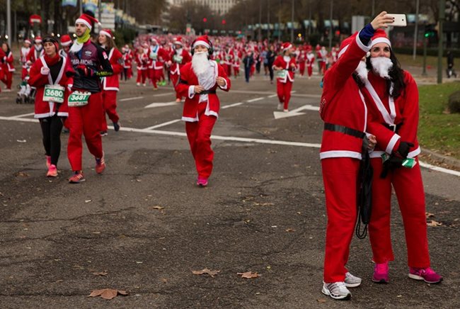 20 000 Дядо Коледовци тичаха в подкрепа на кампания, свързана с борбата с множествената склероза. СНИМКА: Ройтерс