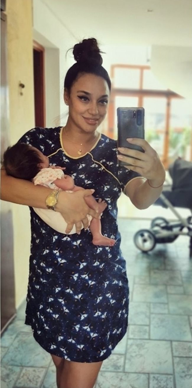 Мария Илиева с новородената си дъщеричка София