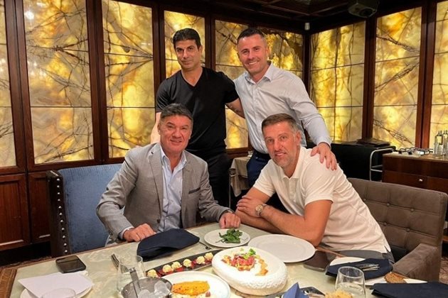 Кръстаич (долу вдясно) сам е публикувал снимка от срещата си с Михайлов и Иванов