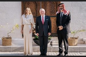 Младоженците заедно с монарха Абдула II. В официално съобщение кралското хашемитско семейство пожела на Техни Кралски Височества принц Гази бин Мохамед и принцеса Мириам Гази дълъг и щастлив живот.