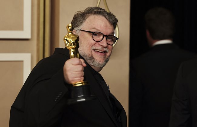 Гийермо дел Торо спечели "Оскар" за най-добър анимационен филм с "Пинокио на Гийермо дел Торо"
СНИМКА: REUTERS/Mike Blake