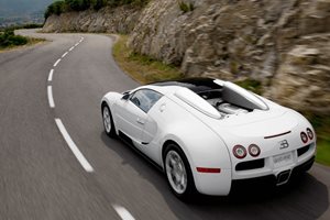 Максималната скорост на Bugatti Veyron е над 400 км/ч.