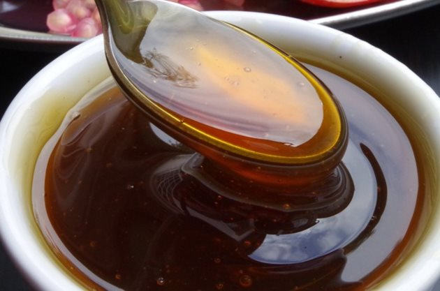 Мановият мед, заради по-високото съдържание на азот, соли и дрожди, ферментира по-често от нектарния