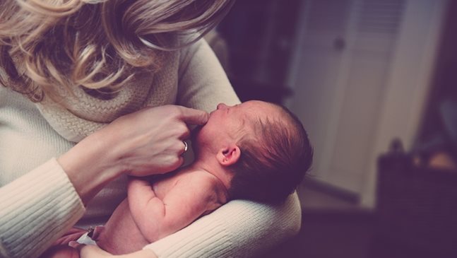 Учени обясниха защо жените дундуркат бебетата си в лявата ръка