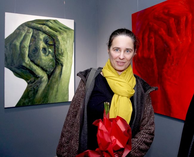 Донка Павлова сред своите картини в галерия "Българи"