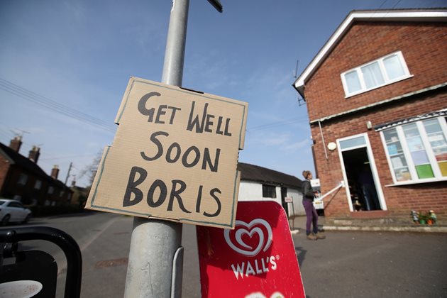 Надпис в подкрепа на премиера Борис Джонсън е окачен на улица в британския град Суинертън.
