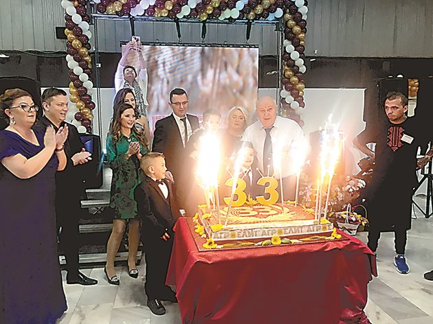 Трите поколения Митови духнаха свещичките за 33-годишния рожден ден на „Агроелит"