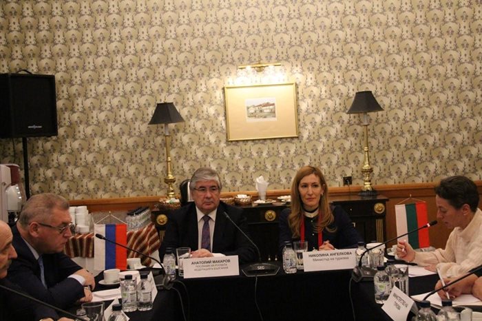Посланик Анатолий Макаров и министър Николина Ангелкова  СНИМКИ: Пресцентър на Министерството на туризма