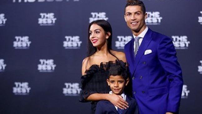 Роналдо платил  200 000 евро на сурогатната майка, за да износи близнаците му