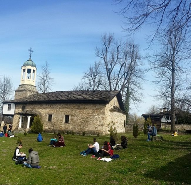 Творческа ваканция в Боженци. Децата рисуват в двора на църквата