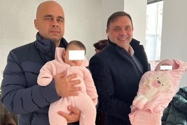 Разменените бебета в ръцете на адвокатите на двете семейства.
СНИМКА: ТОДОР МАНГЪРОВ
