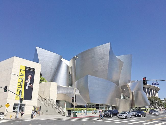 2. „Уолт Дисни консерт хол“ в Лос Анджелис, проектирана от световноизвестния архитект Франк Гери. Сред останалите му творения е музеят „Гугенхайм“ в испанския Билбао.