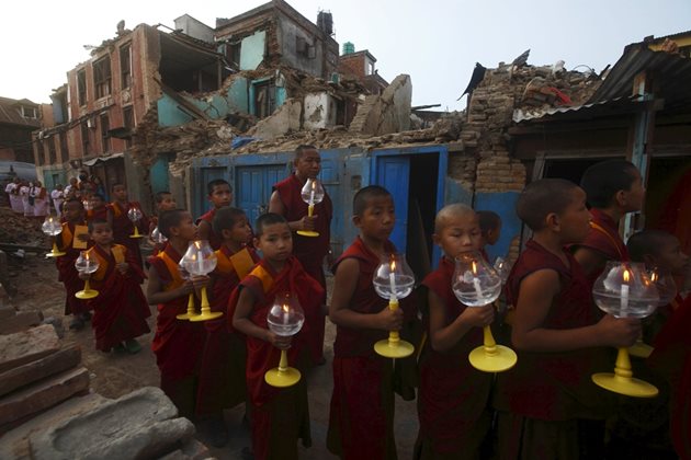 Деца носят свещи, запалени в памет на над 8000 души, загубили живота си след мощния трус в Непал през пролетта на 2015 г.